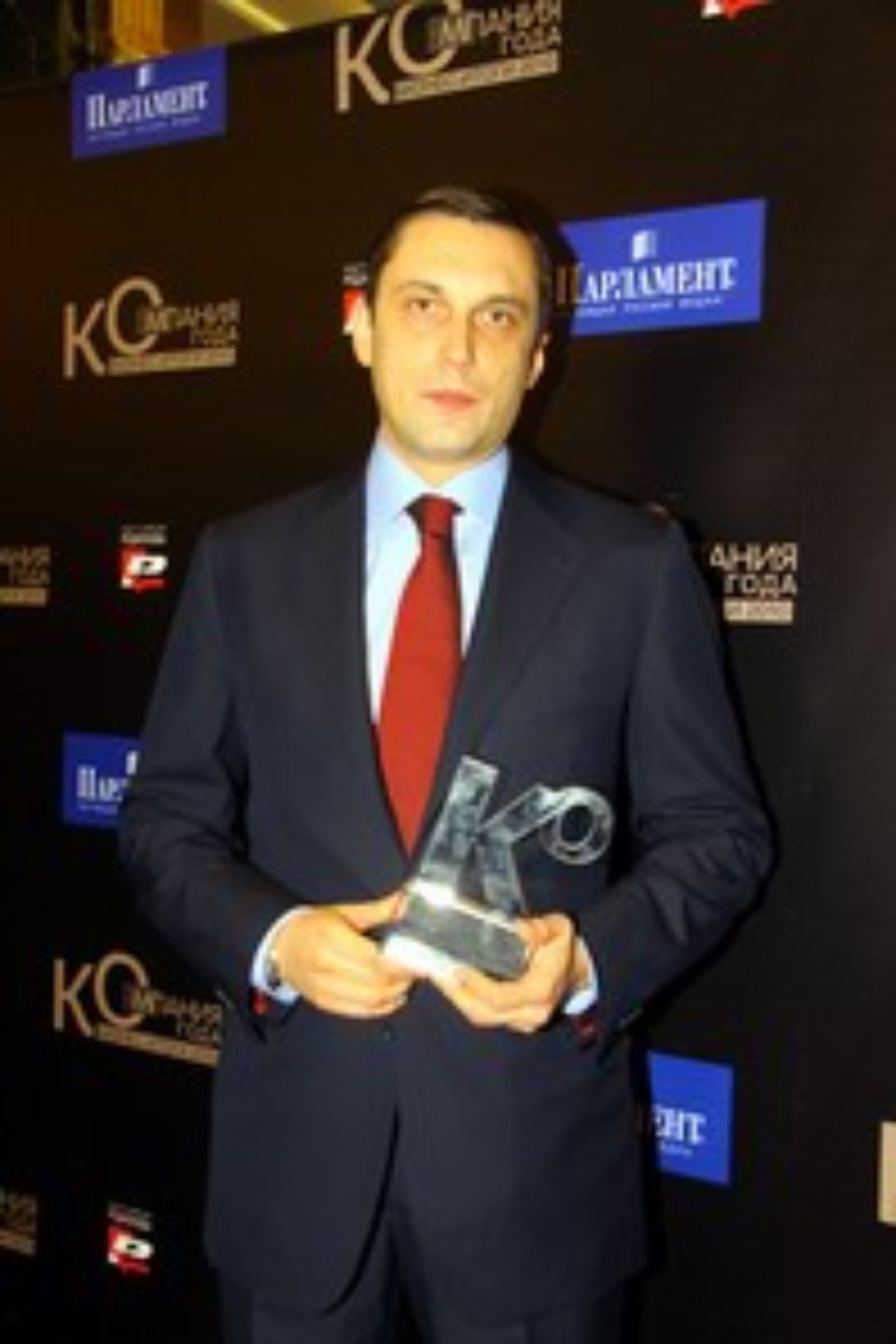 Генеральный директор ООО «Аэроэкспресс» Алексей Криворучко с высокой наградой