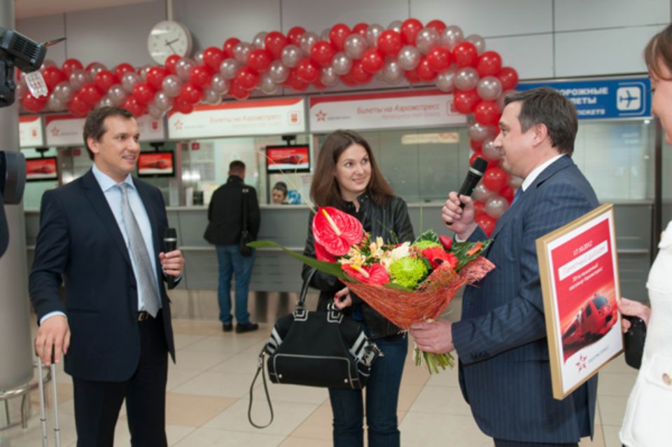 Alexey Sorokin, Chief Operating Officer at Aeroexpress, congratulates the passenger